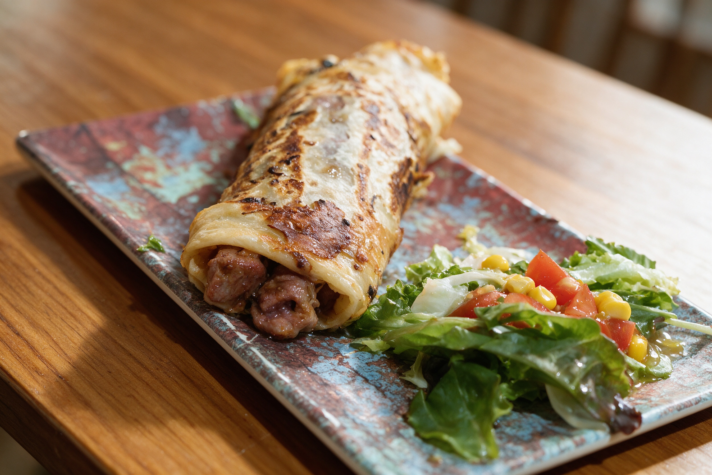 Burritos a la plancha con carne adobada y ensalada fresca
